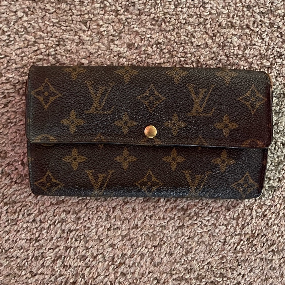 Authentic LV Sarah Long Wallet